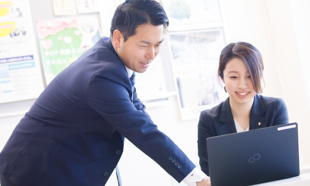指導する先輩銀行員 群馬銀行