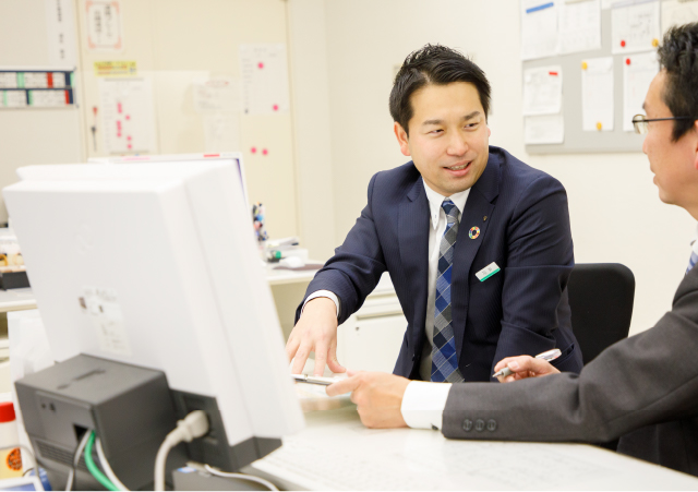 話をする 群馬銀行行員 石井