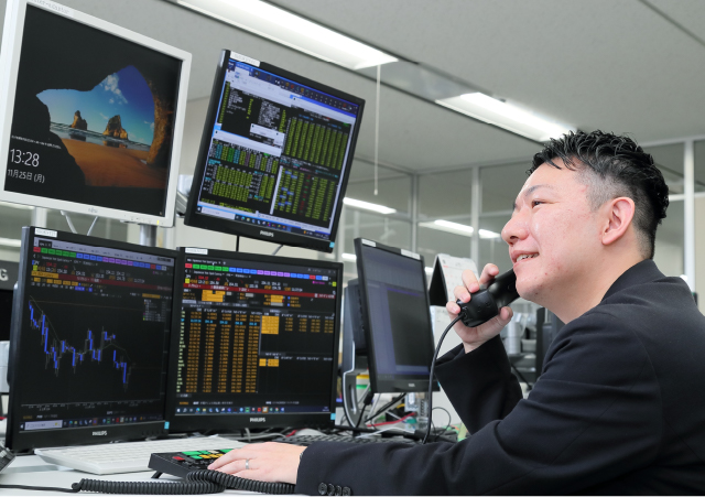 電話をする 群馬銀行行員 野村