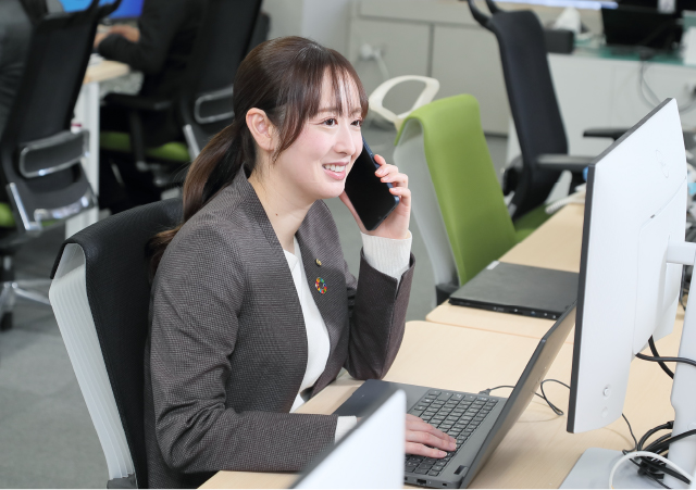 データを確認する群馬銀行行員 富澤