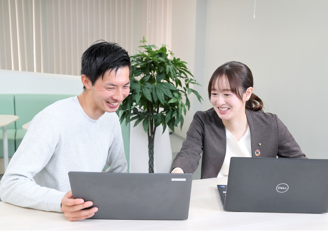 電話をする 群馬銀行行員 富澤
